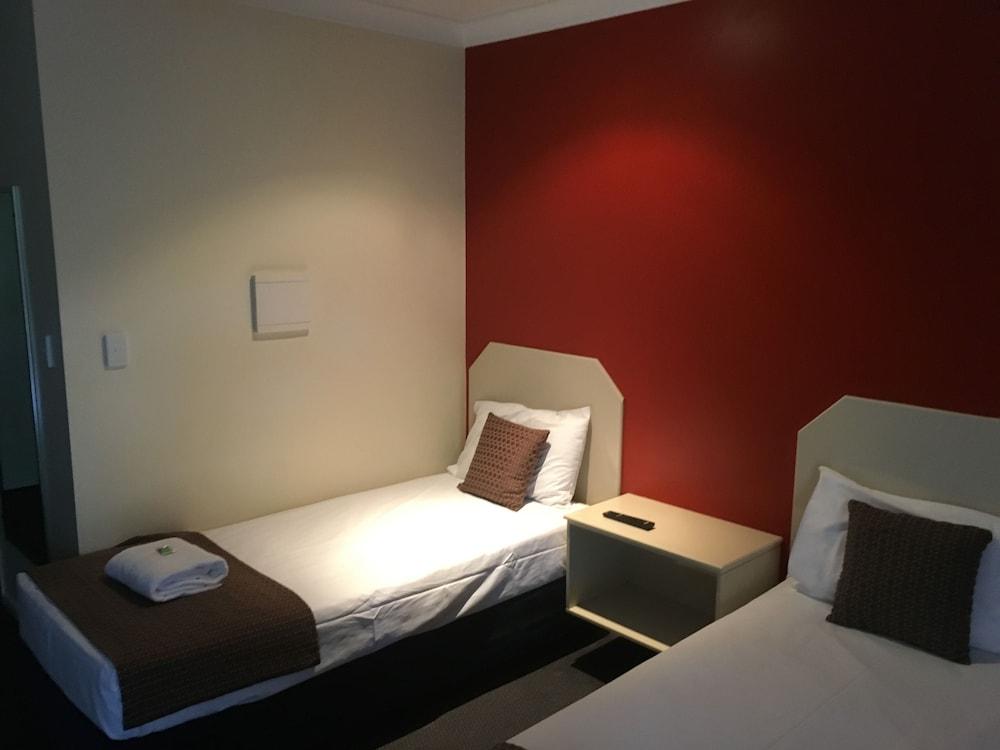 Bluewater Harbour Motel Боуен Екстериор снимка