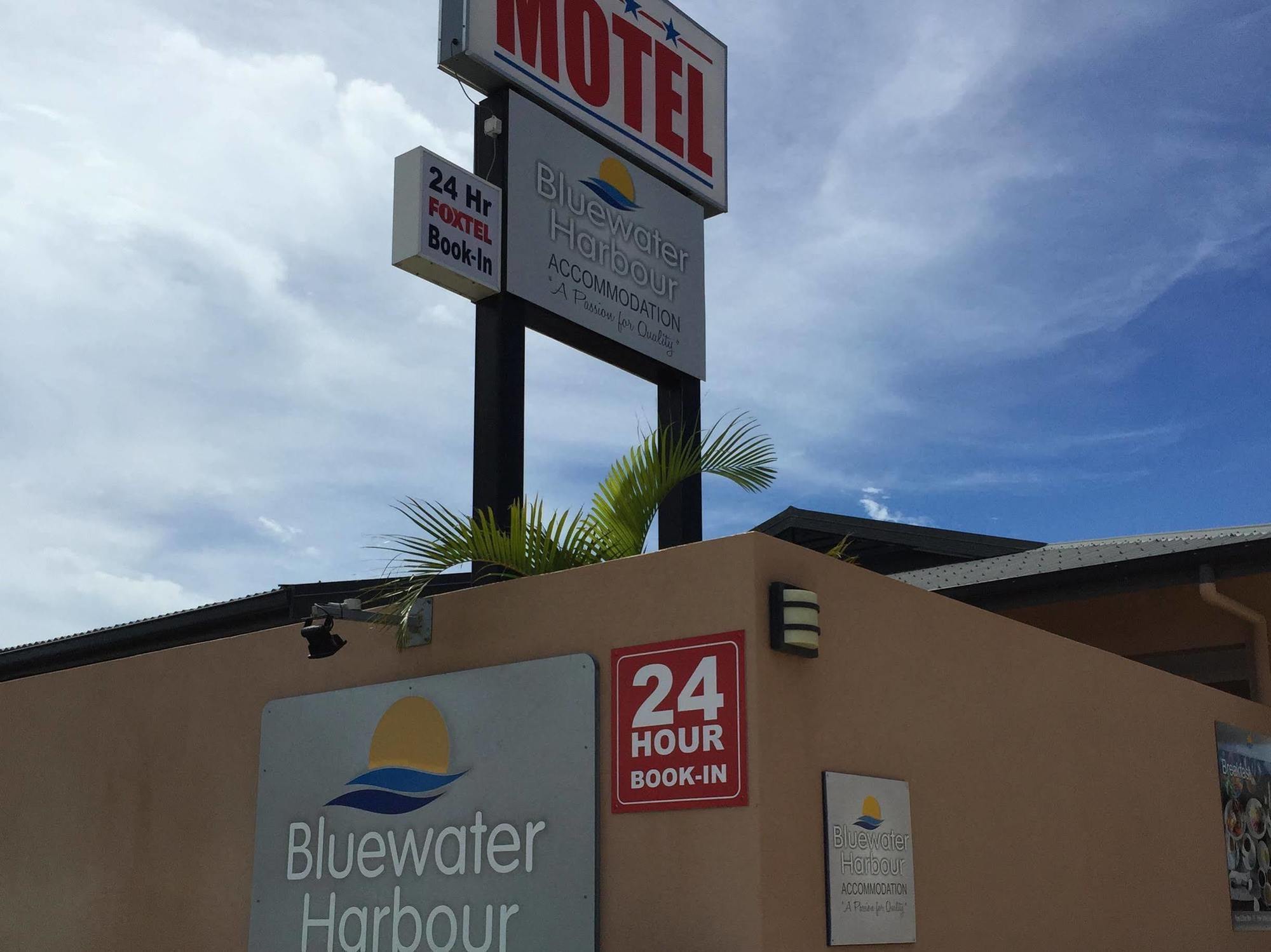 Bluewater Harbour Motel Боуен Екстериор снимка