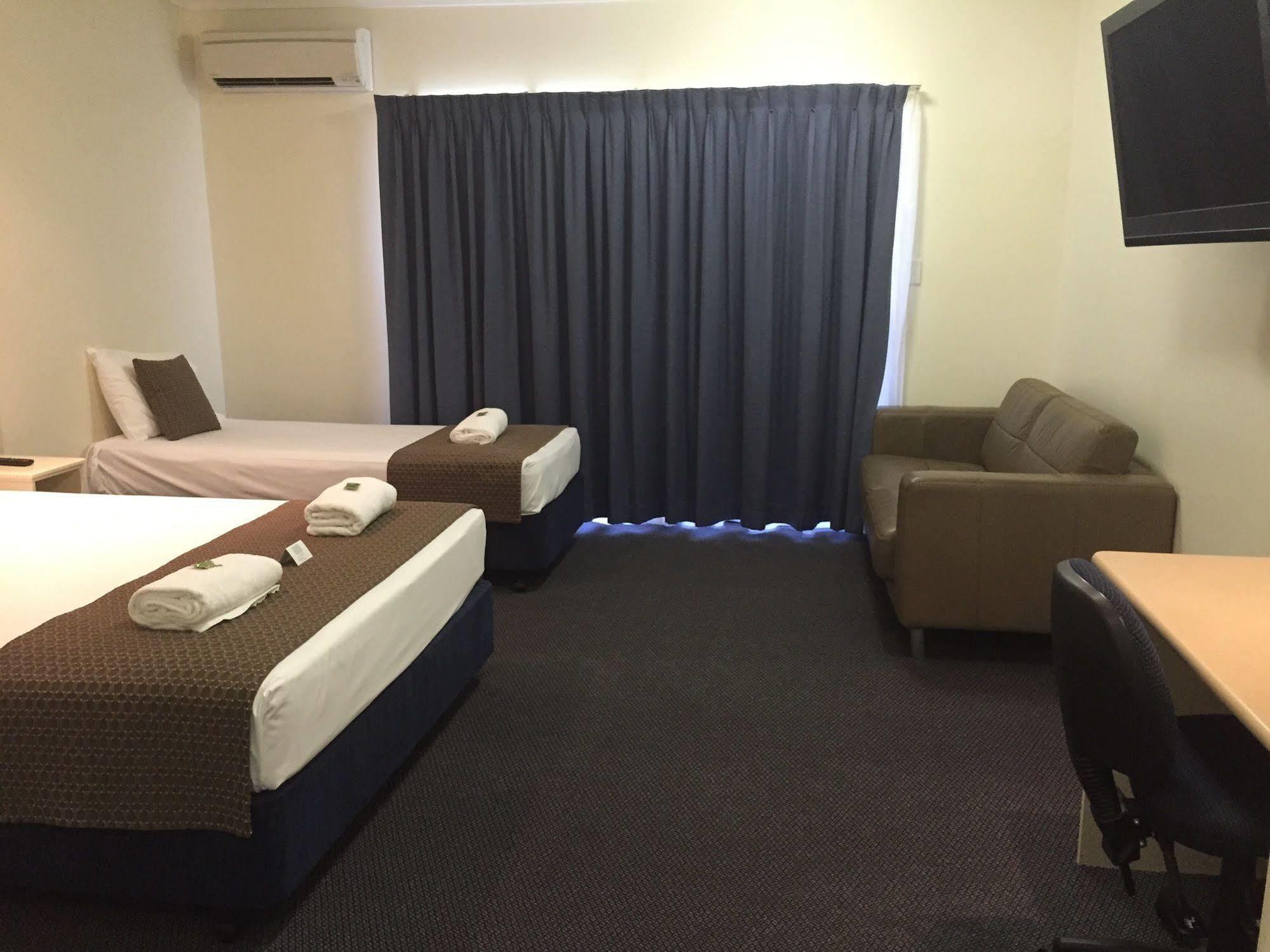 Bluewater Harbour Motel Боуен Екстериор снимка