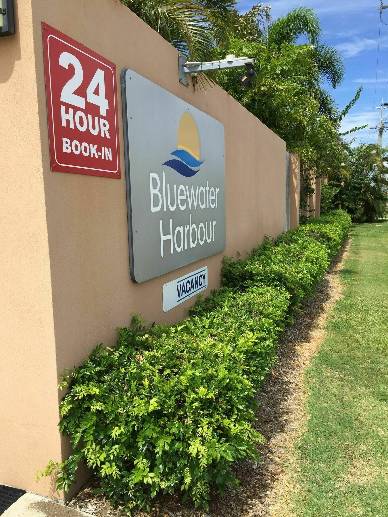 Bluewater Harbour Motel Боуен Екстериор снимка