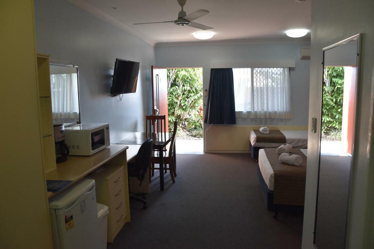 Bluewater Harbour Motel Боуен Екстериор снимка